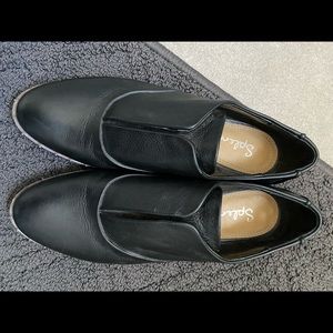 Black flat shoes